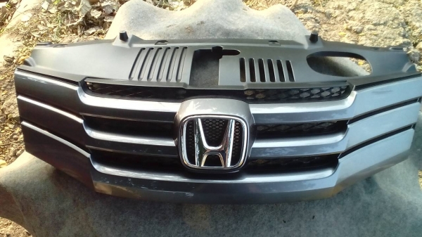 ขายกันชนหน้า+กระจังหน้าhonda city แท้ติดรถถูกๆ
