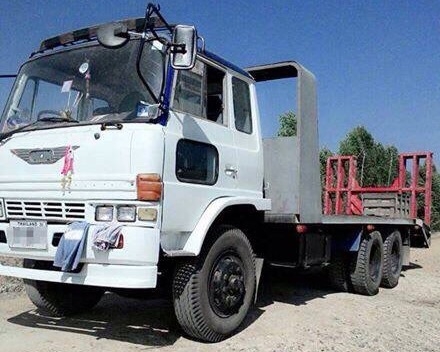 HINO KT 925 - 195 HP HO7D สิบล้อเพลาเดียว เทรลเลอร์ท้ายลาดขึ้นรถแบ็คโฮร PC 200 ได้เลยครับ เครื่องยนต์ 195 แรงลงเล่มครบ เครื่องแรงดีไม่มีเยิ้ม หัวเก๋ง F18 ลงเล่มแล้วภายในเก๋งคอนโซลสวยครบ พวงมาลัยเพาเวอร์ ระบบเบรคทริ๊ปฟี้ ช่วงล่างเพลาเดียวของมิตซูบิชิ FUSO