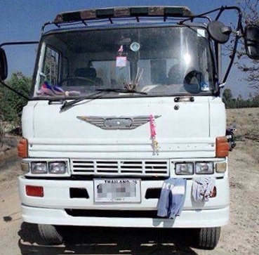 HINO KT 925 - 195 HP HO7D สิบล้อเพลาเดียว เทรลเลอร์ท้ายลาดขึ้นรถแบ็คโฮร PC 200 ได้เลยครับ เครื่องยนต์ 195 แรงลงเล่มครบ เครื่องแรงดีไม่มีเยิ้ม หัวเก๋ง F18 ลงเล่มแล้วภายในเก๋งคอนโซลสวยครบ พวงมาลัยเพาเวอร์ ระบบเบรคทริ๊ปฟี้ ช่วงล่างเพลาเดียวของมิตซูบิชิ FUSO