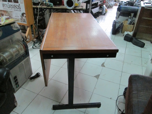 โต๊ะขาเหล็ก   สภาพดี   พร้อมใช้   ขายถูกๆตรับ 1200บาท