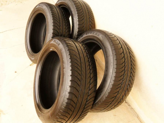 ยางขอบ17 กู๊ดเยียร์ 225-55-R17ลงพื้นปลายปี13(4เส้น3,600บ)ดอกหนามาก