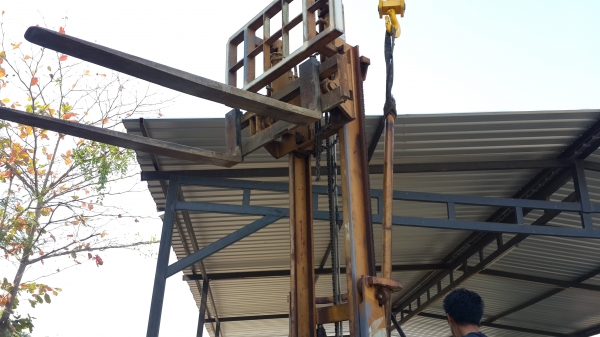 ขายรถยก2.5ตัน..ดีเซล.....เสา4เมตร..งากระดกเทได้