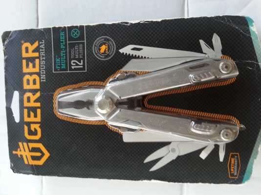 Multi-tool Stainless steel เครื่องมือสาระพัดประโยชน์ แถมไฟฉาย LED