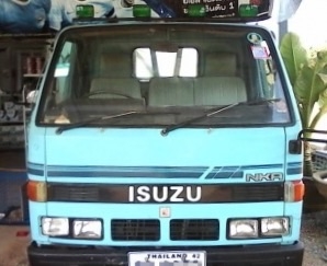 ISUZU NKR 110 HP 4BE1 ปี 35 รถห้างแท้ หกล้อบรรทุก กระบะเหล็กคาร์โก้ความยาว 4.30 เมตรพื้นไม้สภาพสวยดีครับ เครื่องยนต์แรงดีเดิมๆไม่มีเยิ้ม หัวเก๋งสีสันบางเดิมๆภายในเก๋งคอนโซลสวยครบ เกียร์สั้น พวงมาลัยธรรมดา ยกหัวได้ ช่วงล่างคานหน้าเฟืองท้าย 5 น็อตเดิมๆคัชซี