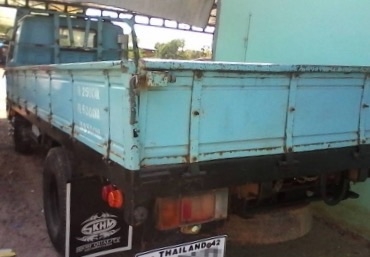 ISUZU NKR 110 HP 4BE1 ปี 35 รถห้างแท้ หกล้อบรรทุก กระบะเหล็กคาร์โก้ความยาว 4.30 เมตรพื้นไม้สภาพสวยดีครับ เครื่องยนต์แรงดีเดิมๆไม่มีเยิ้ม หัวเก๋งสีสันบางเดิมๆภายในเก๋งคอนโซลสวยครบ เกียร์สั้น พวงมาลัยธรรมดา ยกหัวได้ ช่วงล่างคานหน้าเฟืองท้าย 5 น็อตเดิมๆคัชซี