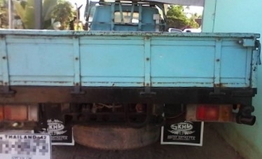 ISUZU NKR 110 HP 4BE1 ปี 35 รถห้างแท้ หกล้อบรรทุก กระบะเหล็กคาร์โก้ความยาว 4.30 เมตรพื้นไม้สภาพสวยดีครับ เครื่องยนต์แรงดีเดิมๆไม่มีเยิ้ม หัวเก๋งสีสันบางเดิมๆภายในเก๋งคอนโซลสวยครบ เกียร์สั้น พวงมาลัยธรรมดา ยกหัวได้ ช่วงล่างคานหน้าเฟืองท้าย 5 น็อตเดิมๆคัชซี