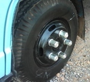 ISUZU NKR 110 HP 4BE1 ปี 35 รถห้างแท้ หกล้อบรรทุก กระบะเหล็กคาร์โก้ความยาว 4.30 เมตรพื้นไม้สภาพสวยดีครับ เครื่องยนต์แรงดีเดิมๆไม่มีเยิ้ม หัวเก๋งสีสันบางเดิมๆภายในเก๋งคอนโซลสวยครบ เกียร์สั้น พวงมาลัยธรรมดา ยกหัวได้ ช่วงล่างคานหน้าเฟืองท้าย 5 น็อตเดิมๆคัชซี