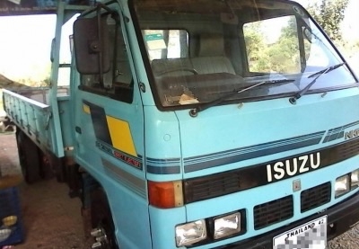 ISUZU NKR 110 HP 4BE1 ปี 35 รถห้างแท้ หกล้อบรรทุก กระบะเหล็กคาร์โก้ความยาว 4.30 เมตรพื้นไม้สภาพสวยดีครับ เครื่องยนต์แรงดีเดิมๆไม่มีเยิ้ม หัวเก๋งสีสันบางเดิมๆภายในเก๋งคอนโซลสวยครบ เกียร์สั้น พวงมาลัยธรรมดา ยกหัวได้ ช่วงล่างคานหน้าเฟืองท้าย 5 น็อตเดิมๆคัชซี