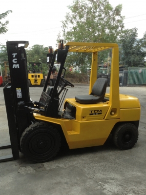 +++ ขายโฟล์คลิฟท์  T.C.M. FD30 Z5   ขนาด  3  ตัน  เครื่องยนต์ดีเซล   เกียร์ธรรมดา  เสา 3 เมตร  งา 1,070  มม.  ยางตันครับ