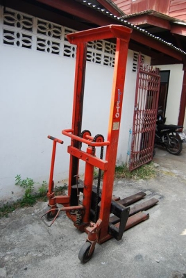 รถยกพาเลท สแตกเกอร์ สูง 2 เมตร 3 คัน