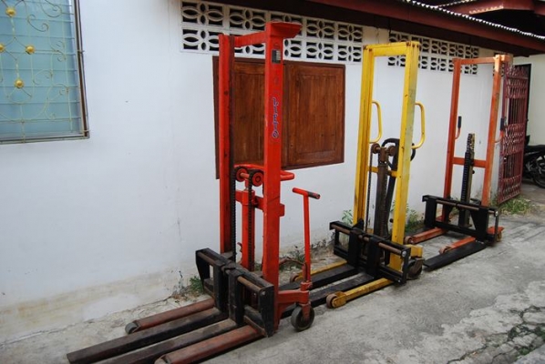 รถยกพาเลท สแตกเกอร์ สูง 2 เมตร 3 คัน