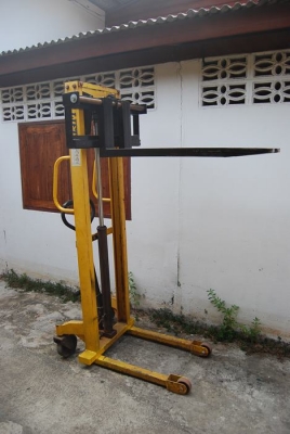 รถยกพาเลท สแตกเกอร์ สูง 2 เมตร 3 คัน