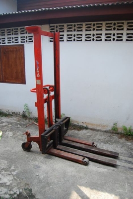 รถยกพาเลท สแตกเกอร์ สูง 2 เมตร 3 คัน