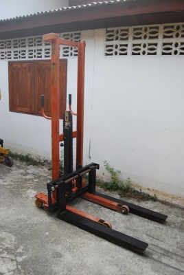 รถยกพาเลท สแตกเกอร์ สูง 2 เมตร 3 คัน