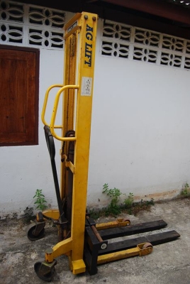 รถยกพาเลท สแตกเกอร์ สูง 2 เมตร 3 คัน