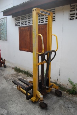 รถยกพาเลท สแตกเกอร์ สูง 2 เมตร 3 คัน