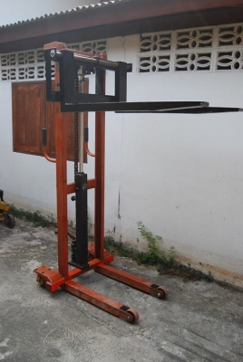 รถยกพาเลท สแตกเกอร์ สูง 2 เมตร 3 คัน