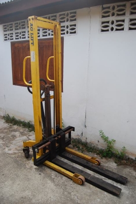รถยกพาเลท สแตกเกอร์ สูง 2 เมตร 3 คัน