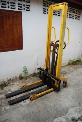 รถยกพาเลท สแตกเกอร์ สูง 2 เมตร 3 คัน