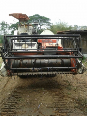 รถเกี่ยวข้าวคูโบต้า DC60