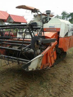 รถเกี่ยวข้าวคูโบต้า DC60