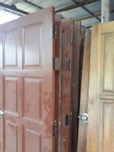 บานประตูไม้เต็งลูกฟัก 8 ลูก