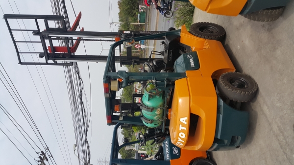 TOYOTA 7FG25ขนาด2.5ตัน เสาสูง3เมตร เกียร์ออร์โต เครื่องยนต์เบนซิล-แก๊ส2ระบบ รับประกันเครื่องเกียร์3เดือน ราคาต่อรองได้ สนใจติดต่อ0816161541 วีรพล