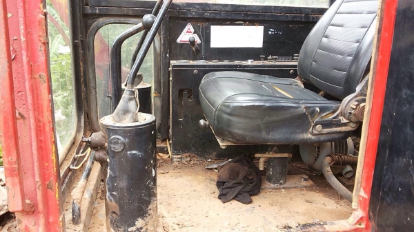 KOMATSU 10HT - 2  รถบอดี้สวยพร้อมทำงานได้เลยครับ เครื่องยนต์เดิมๆปั๊มทำงานได้เร็วดี ภายในเก๋งสะอาดไม่เลอะ คอนโทรลยาวขับง่าย ภายนอกบูมอาร์มสวย ช่วงล่างแน่นดี โรลเลอร์โซ่บูทใบแทรกสภาพดีประมาณ 60\% พร้อมใช้งานได้เลย เอกสารใบแจ้งจำหน่ายพร้อ