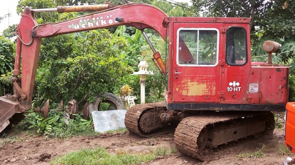 KOMATSU 10HT - 2  รถบอดี้สวยพร้อมทำงานได้เลยครับ เครื่องยนต์เดิมๆปั๊มทำงานได้เร็วดี ภายในเก๋งสะอาดไม่เลอะ คอนโทรลยาวขับง่าย ภายนอกบูมอาร์มสวย ช่วงล่างแน่นดี โรลเลอร์โซ่บูทใบแทรกสภาพดีประมาณ 60\% พร้อมใช้งานได้เลย เอกสารใบแจ้งจำหน่ายพร้อ