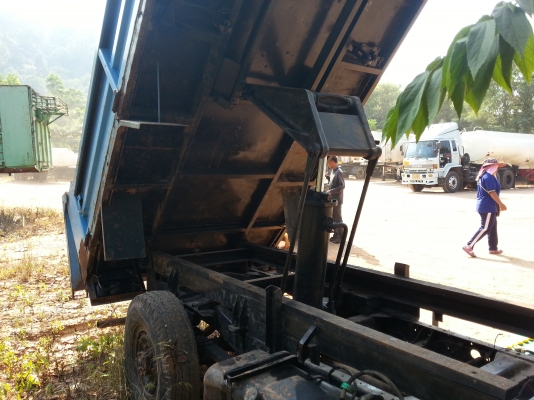 ต้องการขายรถสี่ล้อดั้มนิสสัน85แรงม้าสนใจติดต่อคุณเม่น0810956550ครับ