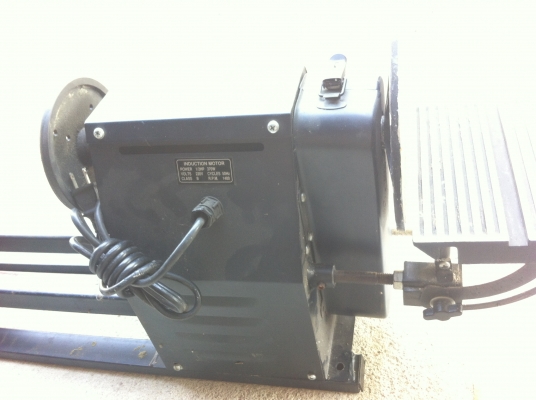 เครื่องกลึงไม้ KT จับไม้ได้ยาว1เมตร มีแผ่นจานกระดาษทรายขัดด้านหัวมอเตอร์ 1/2 แรงม้า เครื่องกลึงไม้ KT จับไม้ได้ยาว1เมตร มีแผ่นจานกระดาษทรายขัดด้านหัวมอเตอร์ 1/2 แรงม้า