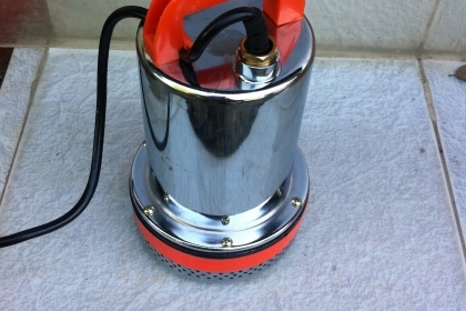 ปั็มน้ำแช่ไฟ DC 12 V. ขนาดท่อ 20 มม. ได้ปริมาณน้ำที่ความสูง 6 ม. 5000 ลิตร/ชั่วโมง