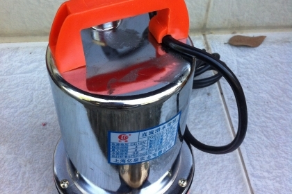 ปั็มน้ำแช่ไฟ DC 12 V. ขนาดท่อ 20 มม. ได้ปริมาณน้ำที่ความสูง 6 ม. 5000 ลิตร/ชั่วโมง