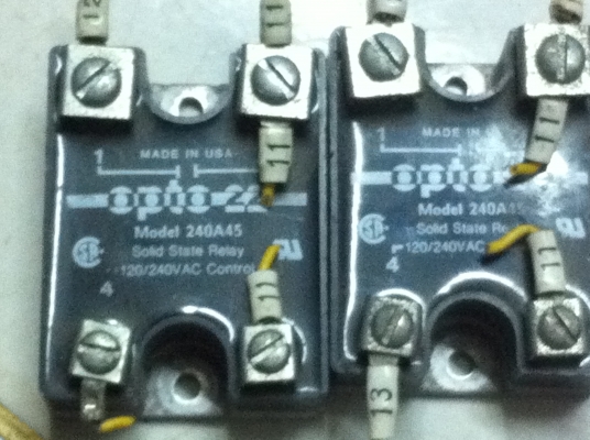 โซลิดสเตตรีเลย์ 1 เฟส ยี้ห้อ OPTO และอีกหลายยี่ห้อ ขนาด 15 - 20 A.ใช้้ไฟ DC 3-24 V. มาควบคุมการต่อวงจรให้