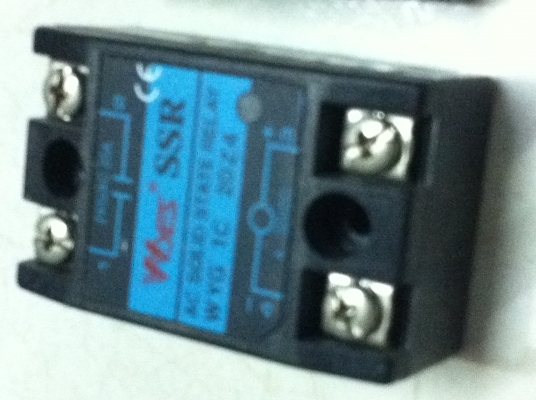 โซลิดสเตตรีเลย์ 1 เฟส ยี้ห้อ OPTO และอีกหลายยี่ห้อ ขนาด 15 - 20 A.ใช้้ไฟ DC 3-24 V. มาควบคุมการต่อวงจรให้