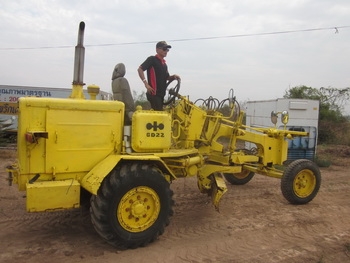 จัดให้แล้วครับ ภาพเต็มๆ รถเกรด ดิน ถนน (MOTOR GRADER) เก่าญี่ปุ่น KOMATSU: GD22AC1A พร้อมใช้งานครับ