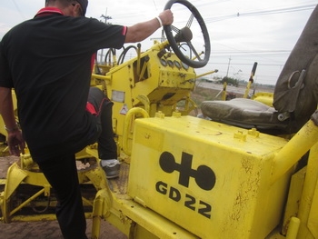 จัดให้แล้วครับ ภาพเต็มๆ รถเกรด ดิน ถนน (MOTOR GRADER) เก่าญี่ปุ่น KOMATSU: GD22AC1A พร้อมใช้งานครับ