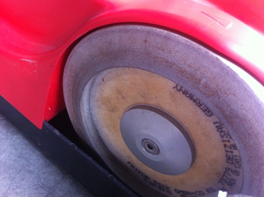 เครื่องลับมีด DICK ของเยรมัน มีหินมาพร้อมก้อนใหญ่สองก้อนซ้าย-ขวา และด้านบนอีกสองก้อน