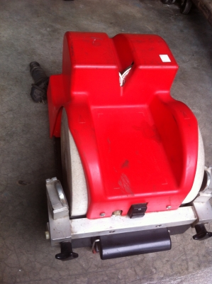 เครื่องลับมีด DICK ของเยรมัน มีหินมาพร้อมก้อนใหญ่สองก้อนซ้าย-ขวา และด้านบนอีกสองก้อน