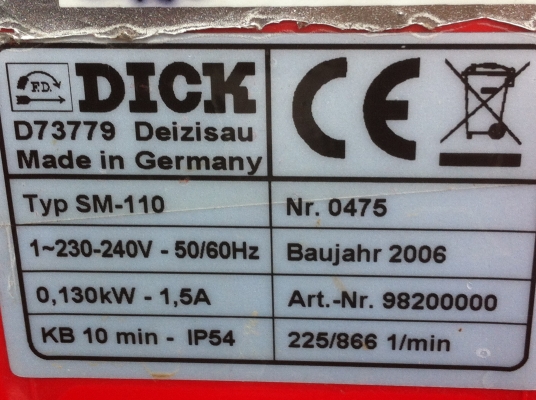 เครื่องลับมีด DICK ของเยรมัน มีหินมาพร้อมก้อนใหญ่สองก้อนซ้าย-ขวา และด้านบนอีกสองก้อน