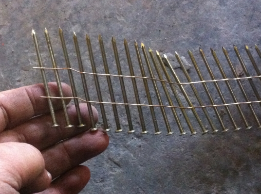 ตะปูใช้กับปืนยิงตะปูลมหรือเครื่องยิงไฟฟ้า ตัวตะปู ยี่ห้อ LION ขนาดยาว 1.5 นิ้ว แบบเป็นม้วนตามภาพ