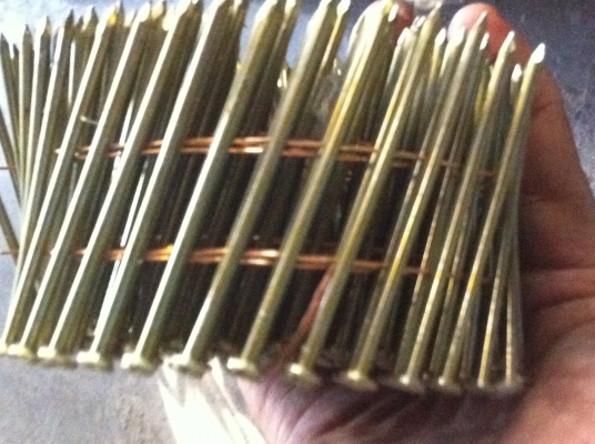 ตะปูใช้กับปืนยิงตะปูลมหรือเครื่องยิงไฟฟ้า ตัวตะปู ยี่ห้อ LION ขนาดยาว 1.5 นิ้ว แบบเป็นม้วนตามภาพ