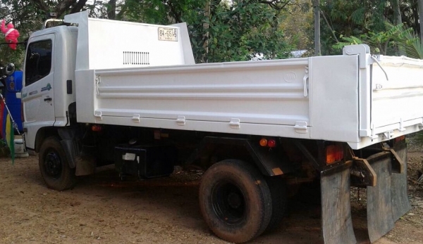 HINO MEGA FC9J - 150 HP EURO3 ปี 54 Series 500 รถสวยจัดพร้อมใช้งานได้เลยครับ กระบะดั๊มพ์เหล็ก 5 ตันของสามมิตรความยาว 4.20 เมตร เครื่องแน่นแรงดีวิ่งใช้งาน 48,000 กม. ภายในเก๋งคอนโซลสวยครบ แอร์เย็น พวงมาลัยเพาเวอร์ วิทยุ CD ครบครัน ระบบเบรคทริ๊ปฟี้ ยางสภาพด