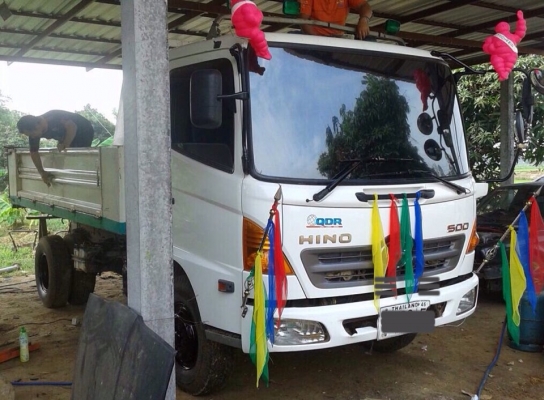 HINO MEGA FC9J - 150 HP EURO3 ปี 54 Series 500 รถสวยจัดพร้อมใช้งานได้เลยครับ กระบะดั๊มพ์เหล็ก 5 ตันของสามมิตรความยาว 4.20 เมตร เครื่องแน่นแรงดีวิ่งใช้งาน 48,000 กม. ภายในเก๋งคอนโซลสวยครบ แอร์เย็น พวงมาลัยเพาเวอร์ วิทยุ CD ครบครัน ระบบเบรคทริ๊ปฟี้ ยางสภาพด