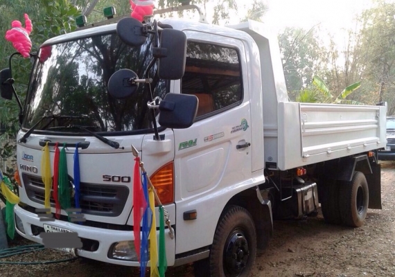 HINO MEGA FC9J - 150 HP EURO3 ปี 54 Series 500 รถสวยจัดพร้อมใช้งานได้เลยครับ กระบะดั๊มพ์เหล็ก 5 ตันของสามมิตรความยาว 4.20 เมตร เครื่องแน่นแรงดีวิ่งใช้งาน 48,000 กม. ภายในเก๋งคอนโซลสวยครบ แอร์เย็น พวงมาลัยเพาเวอร์ วิทยุ CD ครบครัน ระบบเบรคทริ๊ปฟี้ ยางสภาพด