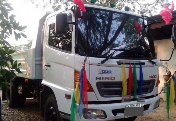 HINO MEGA FC9J - 150 HP EURO3 ปี 54 Series 500 รถสวยจัดพร้อมใช้งานได้เลยครับ กระบะดั๊มพ์เหล็ก 5 ตันของสามมิตรความยาว 4.20 เมตร เครื่องแน่นแรงดีวิ่งใช้งาน 48,000 กม. ภายในเก๋งคอนโซลสวยครบ แอร์เย็น พวงมาลัยเพาเวอร์ วิทยุ CD ครบครัน ระบบเบรคทริ๊ปฟี้ ยางสภาพด