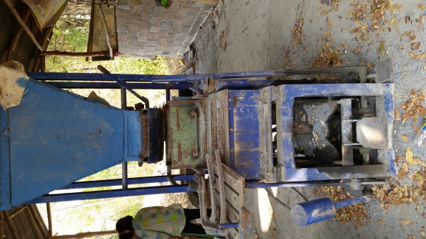 ขายเครื่องอัดอิฐบล็อคแบบออก4ก้อนมีอุปกรณ์ครบสนใจ 080-6331098