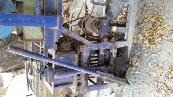 ขายเครื่องอัดอิฐบล็อคแบบออก4ก้อนมีอุปกรณ์ครบสนใจ 080-6331098