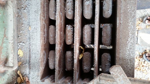 ขายเครื่องอัดอิฐบล็อคแบบออก4ก้อนมีอุปกรณ์ครบสนใจ 080-6331098