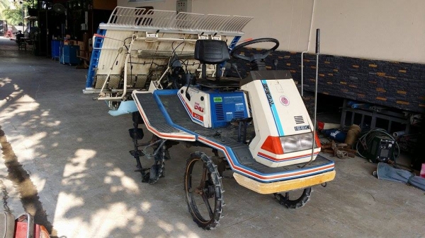 รถปลูกข้าวนั่งขับ ISEKI   รุ่น PA500D  เก่าญี่ปุ่น พร้อมกล่องหยอดปุ๋ยด้านท้าย ดำนา 5 แถว สภาพสวย